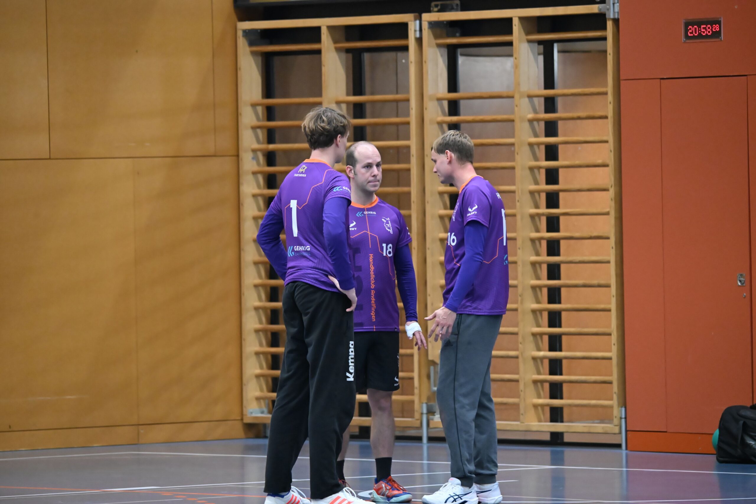 Timeout im Handballspiel: Handball-Torhüter des HCA im individuellen HARWY Team-Trikot am Spielfeldrand