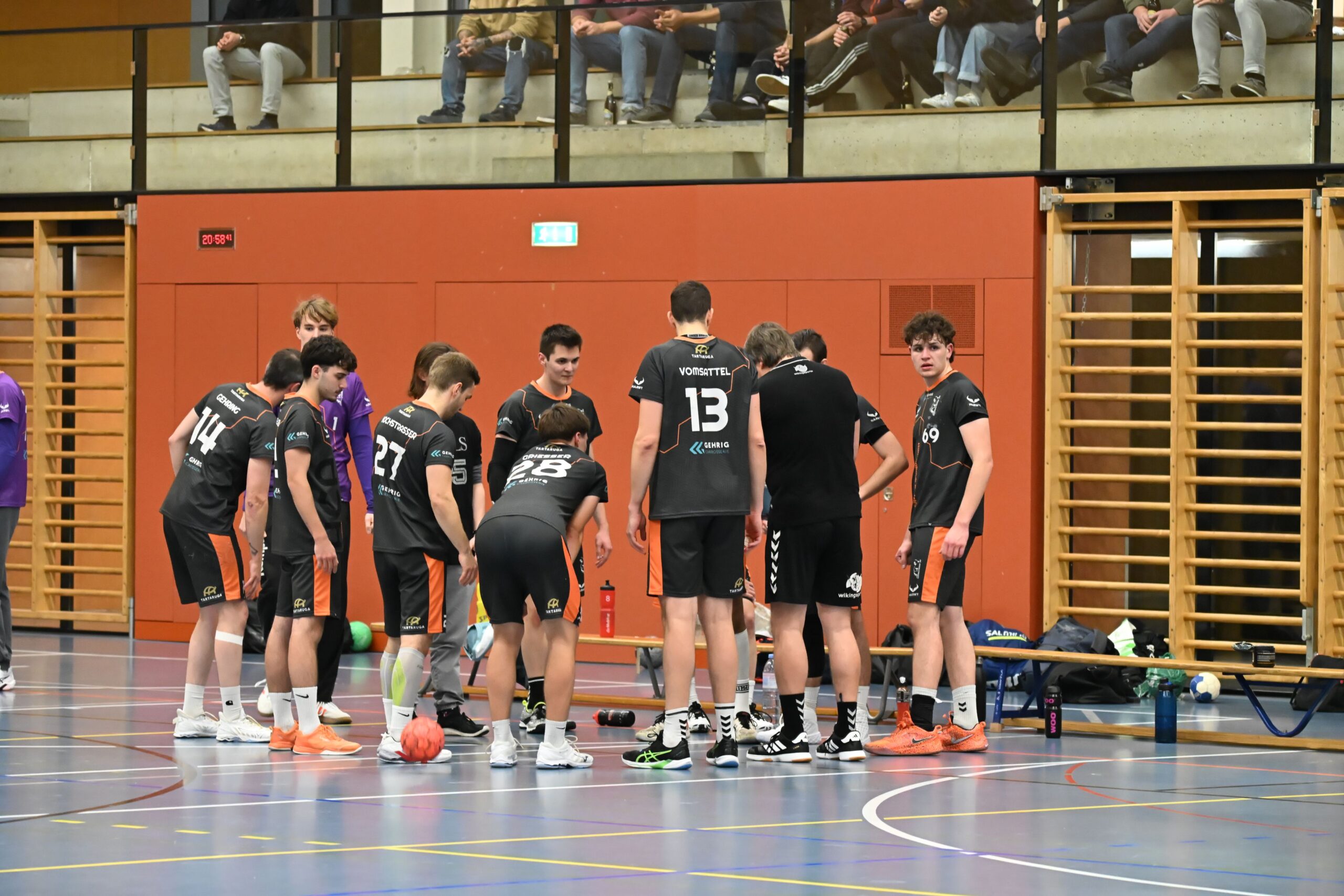 Handballmannschaft HC Andelfingen bei der Teambesprechung in einheitlicher HARWY Ausrüstung