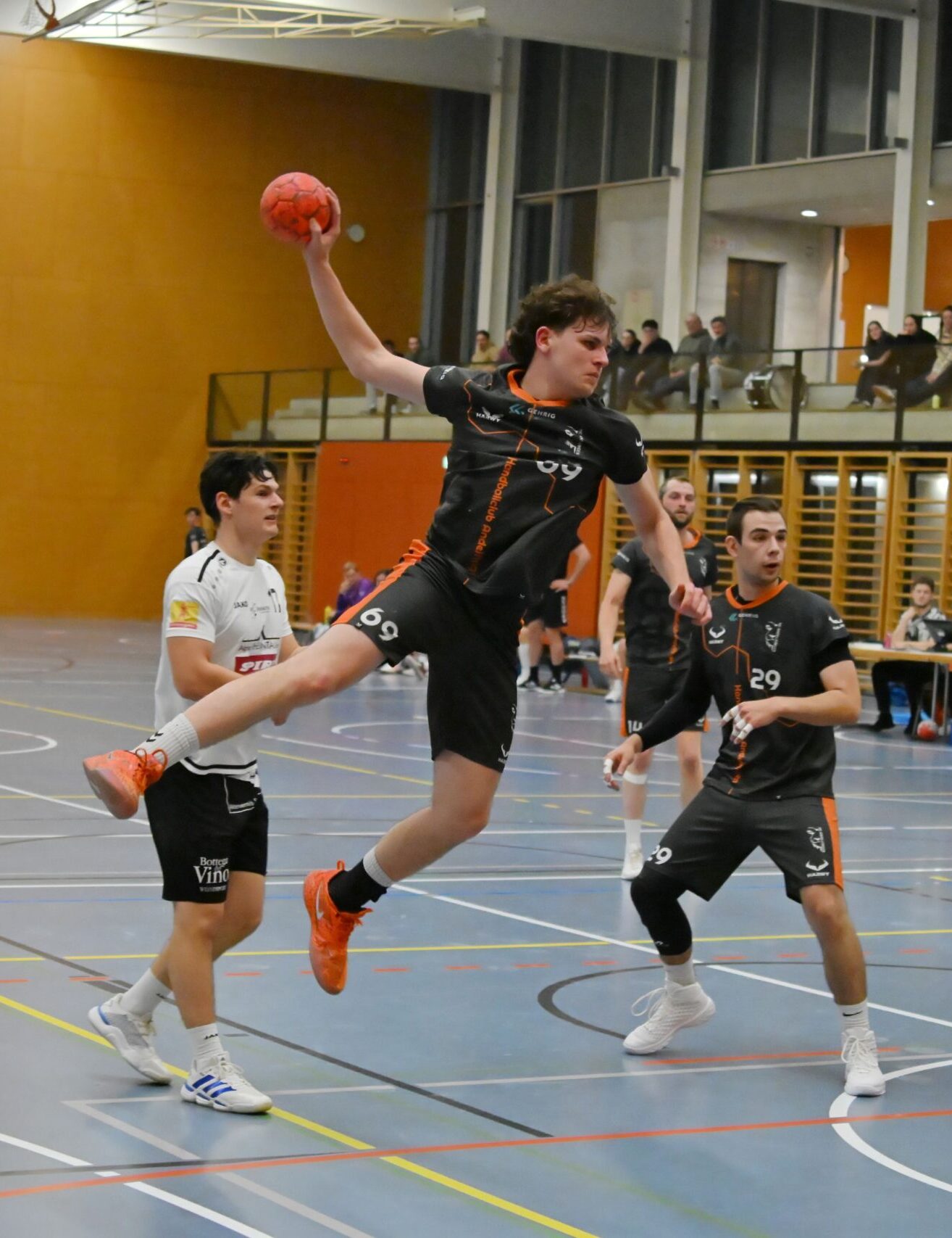 Feldspieler des HC Andelfingen im anthrazitfarbenen HARWY Trikot beim Sprungwurf