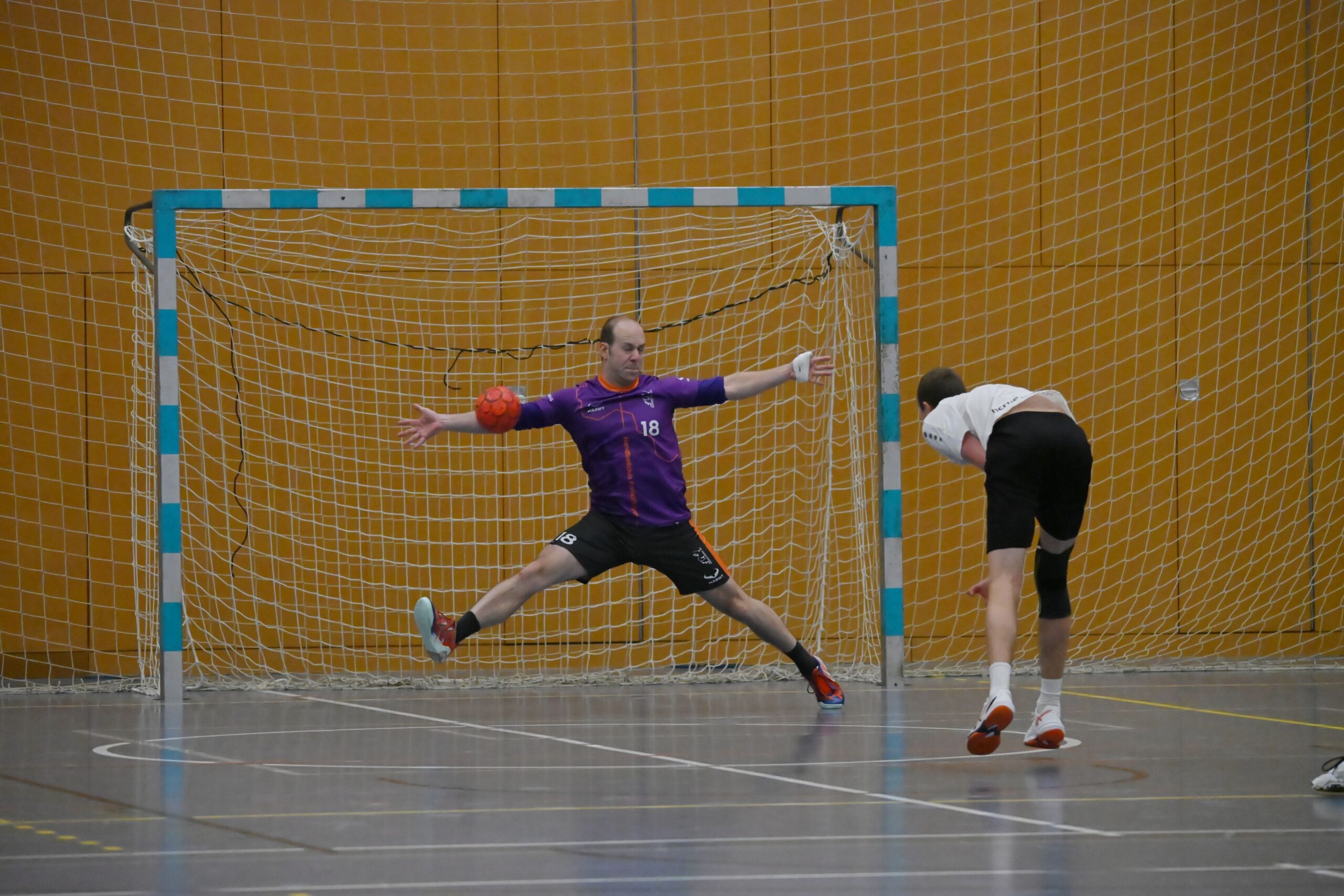 Torhüter des HC Andelfingen im violetten HARWY Handball Trikot bei einer Parade