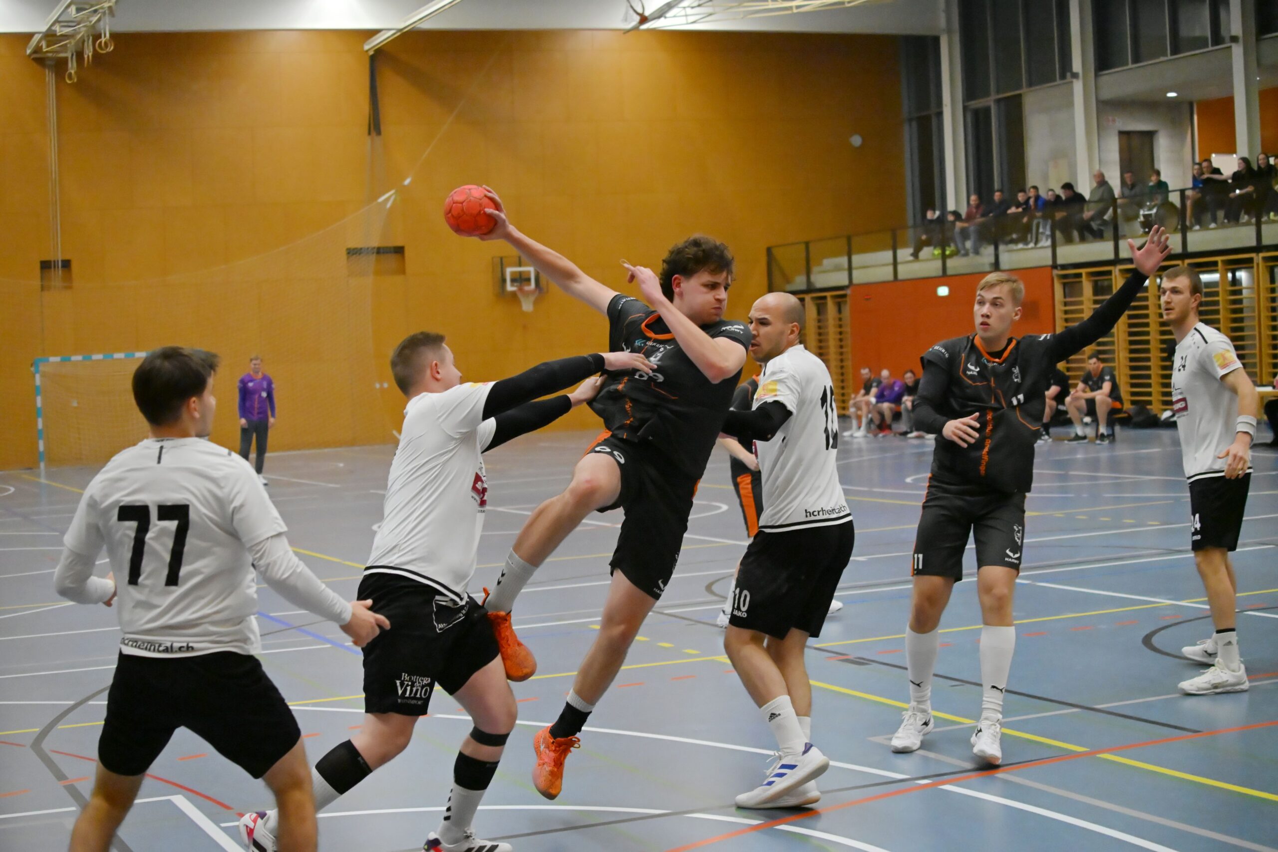 Offensivaktion eines Handballers des Handballclub Andelfingen im bedruckten HARWY Match-Trikot