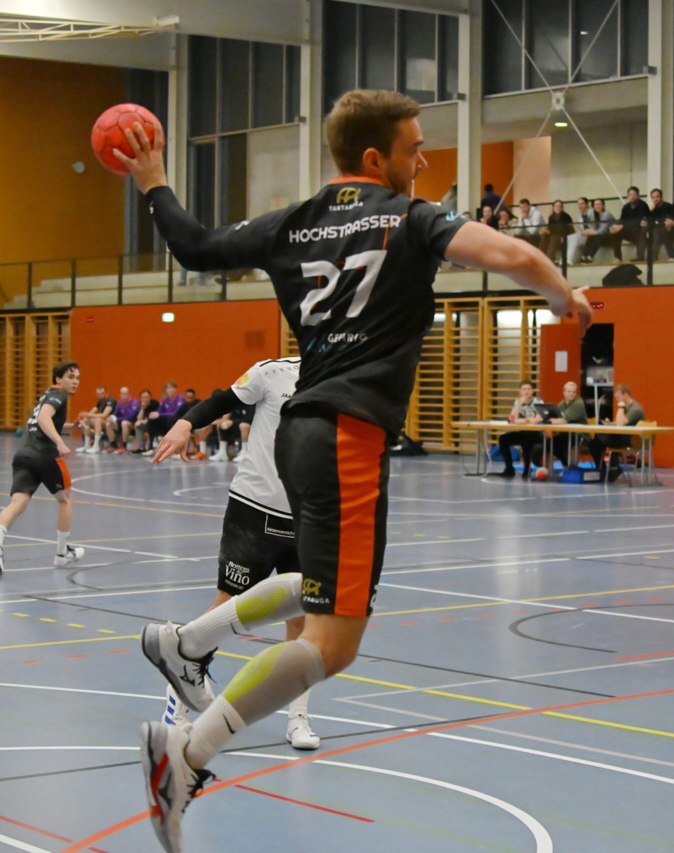 Handballspieler des HC Andelfingen wirft ein Tor im individuellen Vereins-Trikot Design von HARWY
