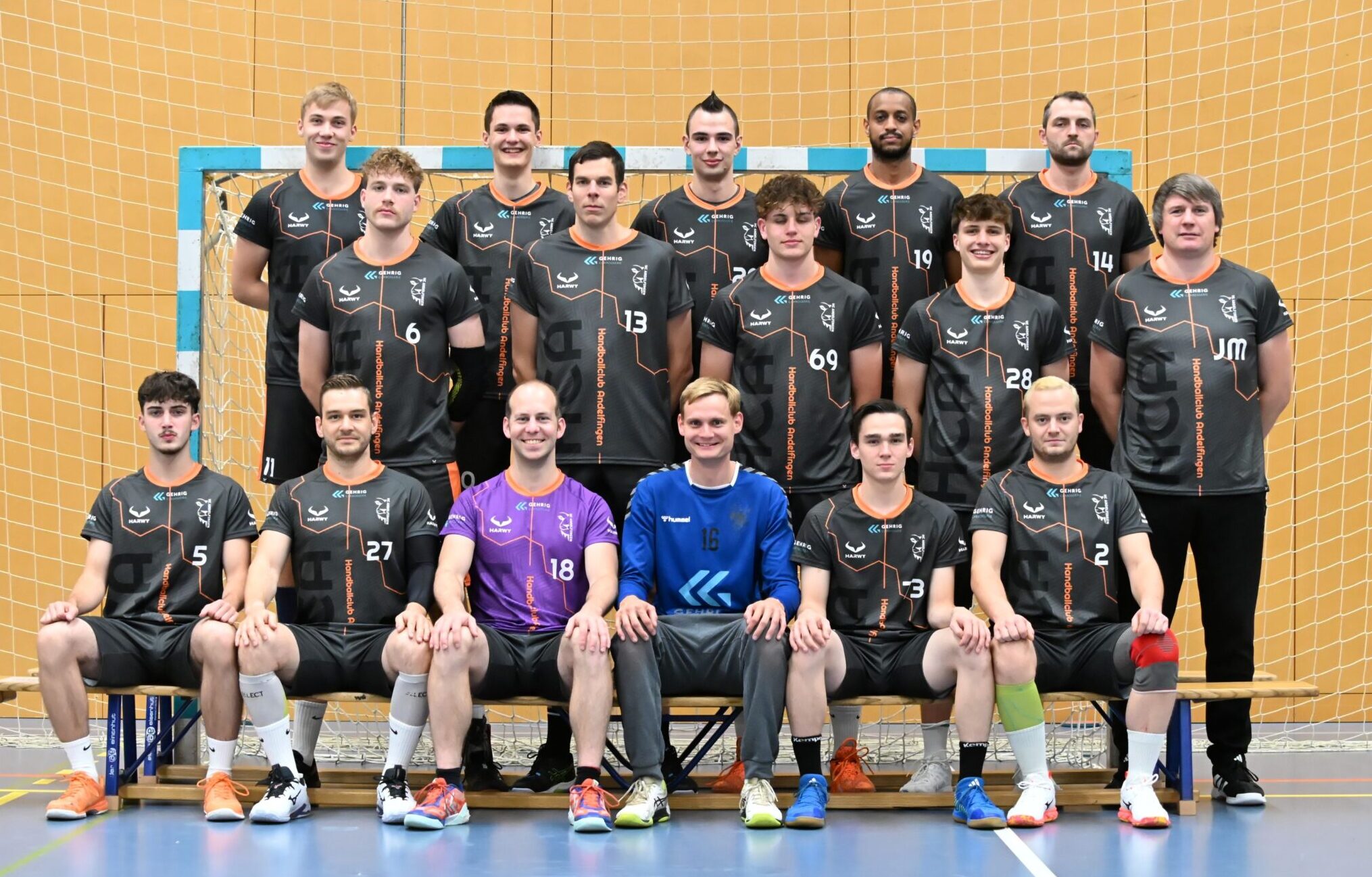 Teamgeist im Handballsport: Die Herrenmannschaft des HCA in HARWY Vereinsbekleidung