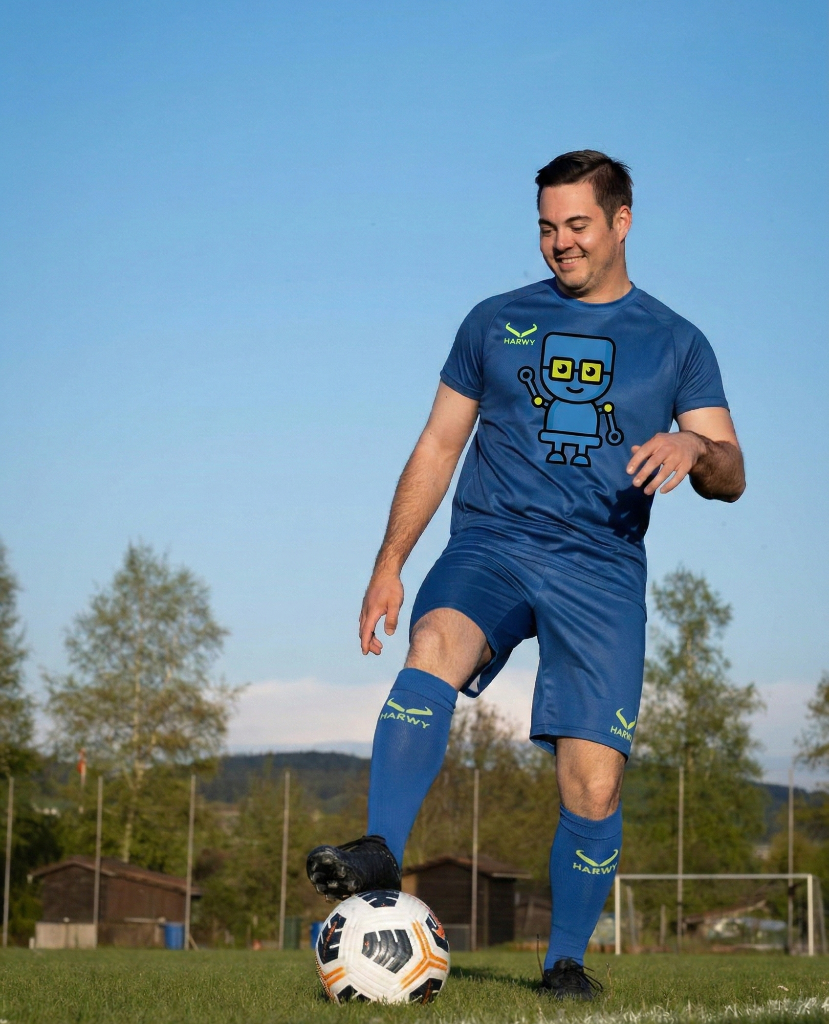 Ein Fussballer mit einem HARWY-Trikot trägt das Webling-Logo auf der Brust.