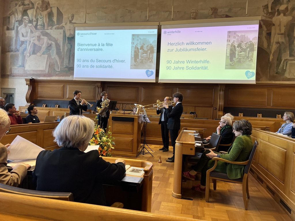 Winterhilfe-Geschenksack mit Kartoffeln, Apfel und Birnel für die Gäste am 90-Jahre-Jubiläum