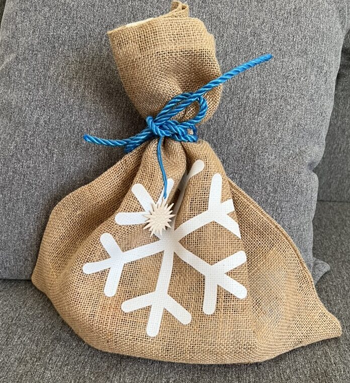 Winterhilfe-Geschenksack mit Kartoffeln, Apfel und Birnel für die Gäste am 90-Jahre-Jubiläum