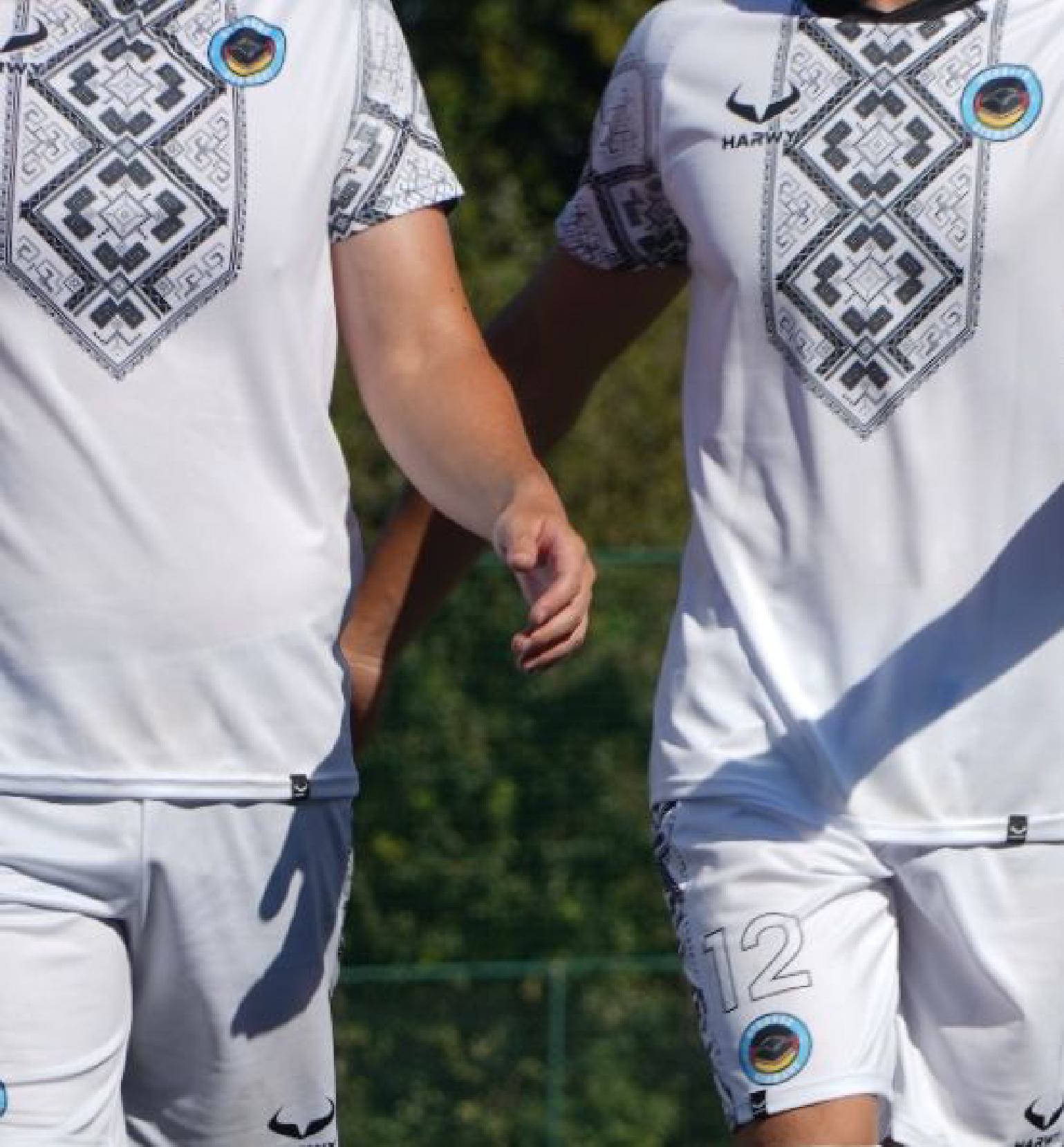 Fussballer der Uyghurs Germany in Aktion auf dem Fussballplatz bekleidet mit dem weissen Fussballshirt von HARWY