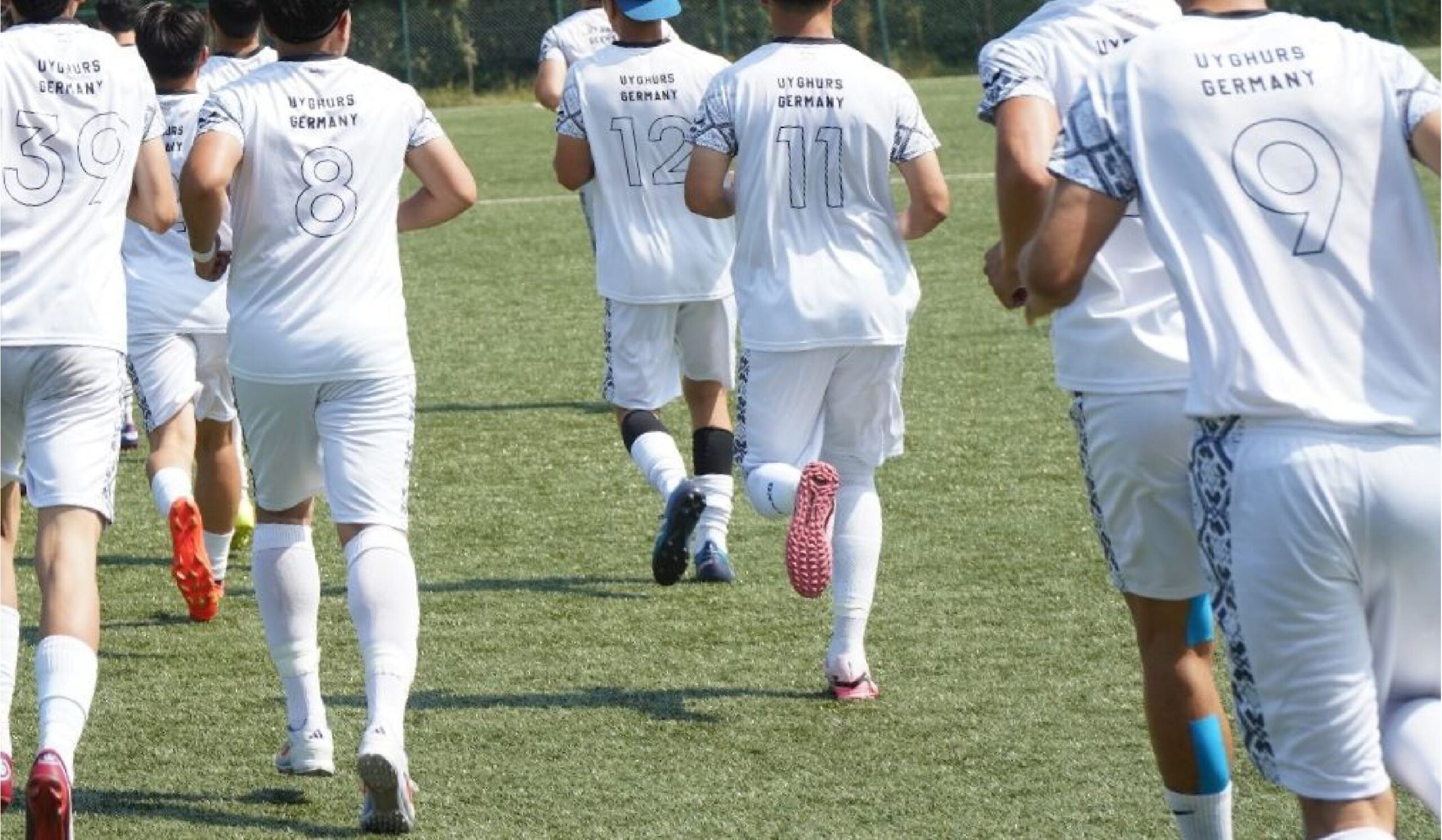 Die Fussballmannschaft Uyghurs Germany macht sich warm für das Spiel im neuen HARWY Fussballjersey
