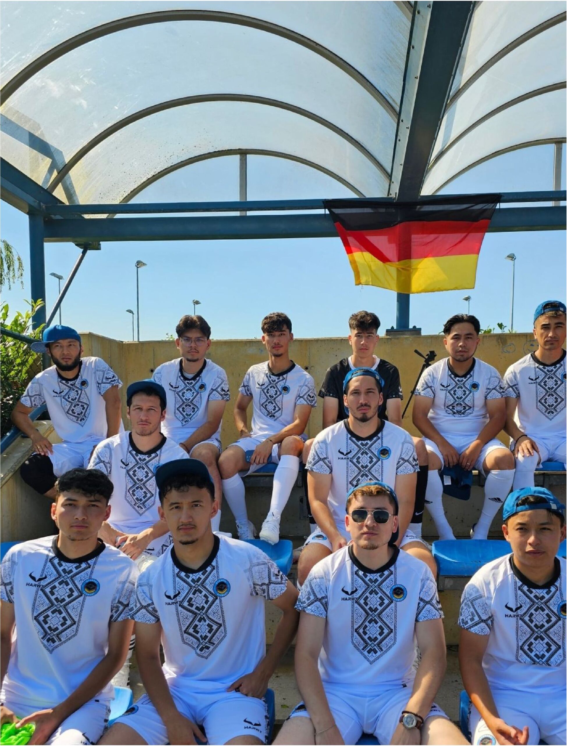 Teamfoto der Uyghurs Germany im HARWY Trikot