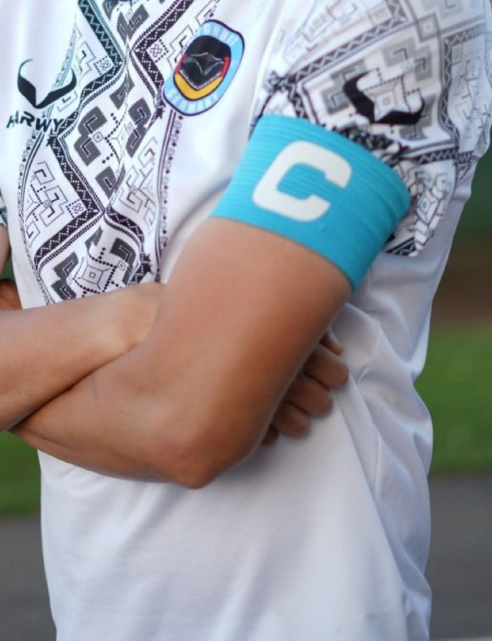 Der Captain im HARWY Fussballtrikot mit Captainbinde der Uyghurs Germany
