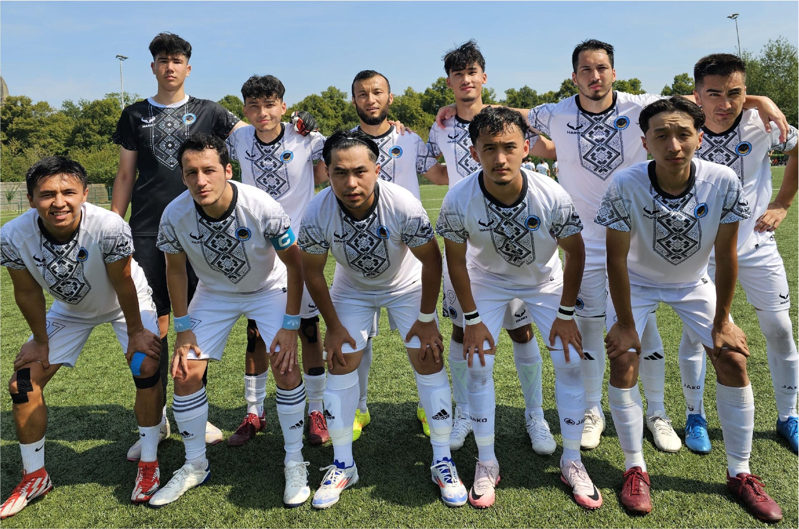 Die Fussballmannschaft der Uyghurs Germany im HARWY Trikot posiert für das Gruppenbild.