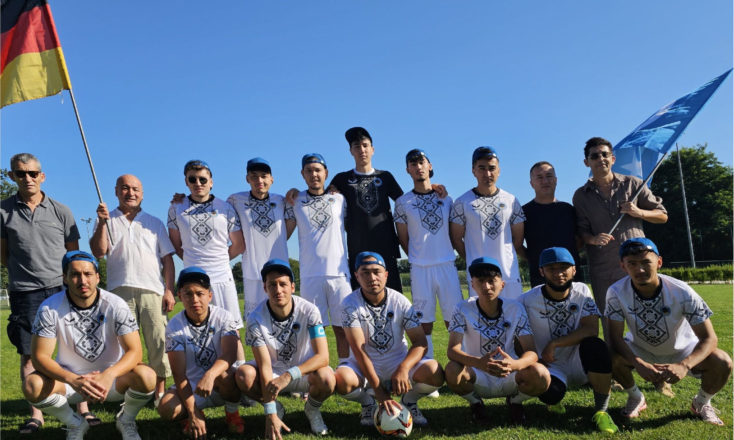 Die Fussballmannschaft Uyghurs Germany posiert im neuen Fussballtrikot von HARWY