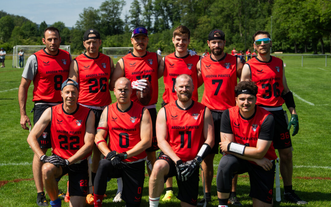 Argovia Pirates: Aargauer Flagfootballer mit neuen HARWY Trikot