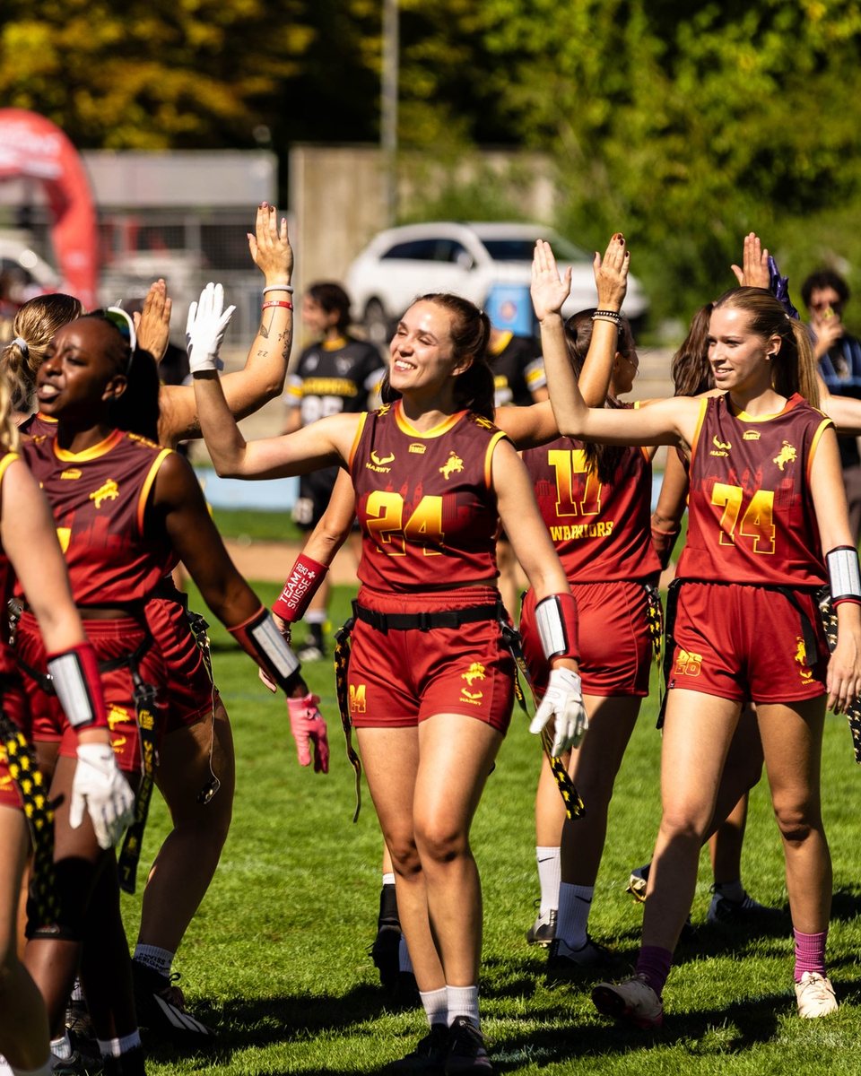 Winterthur Warriors Ladies feiern im HARWY Vereinstrikot